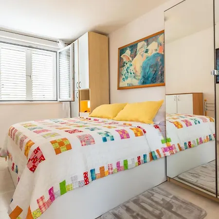 Peaceful Downtown 1-bedrm With Scenic Private Deck Apartman Makarska