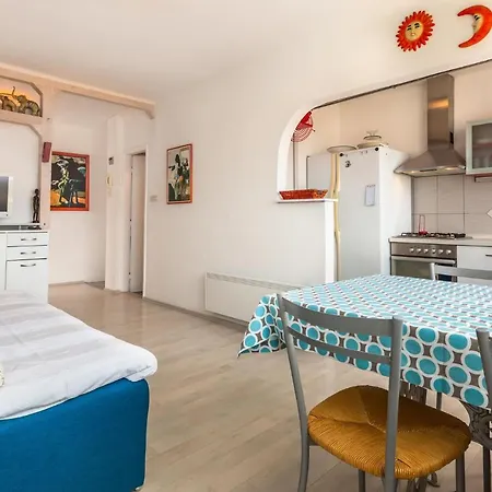 Peaceful Downtown 1-bedrm With Scenic Private Deck * Makarska